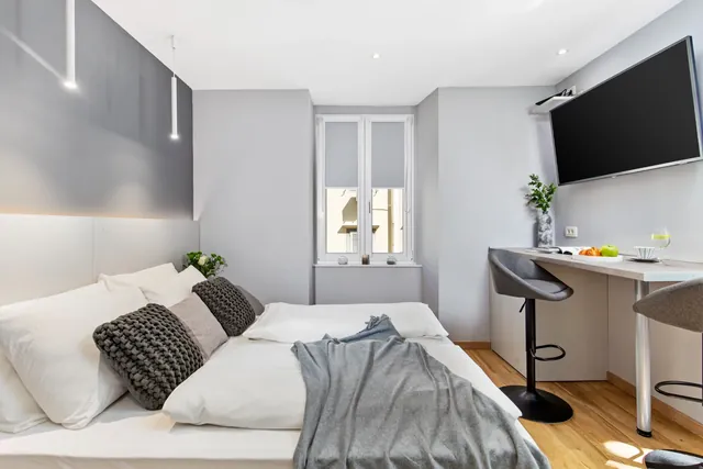 Studio 1 Schlafzimmer mit Wand-TV und Bartisch