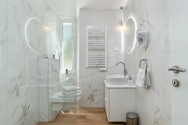 Studio 2 Badezimmer mit ebenerdiger Dusche und Waschbecken