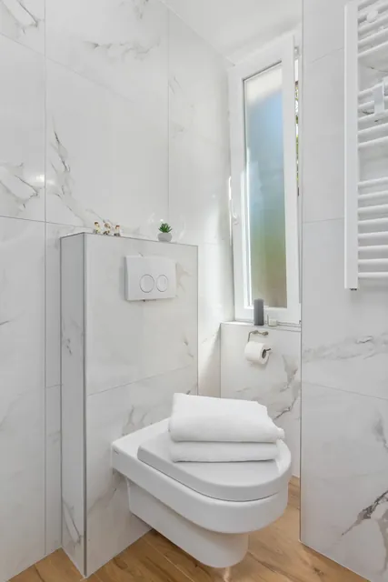 Studio 2 Badezimmer mit Toilette und Fenster