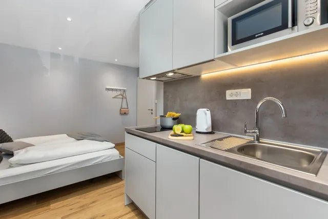 Studio 2 Blick auf Küchenzeile und Bett