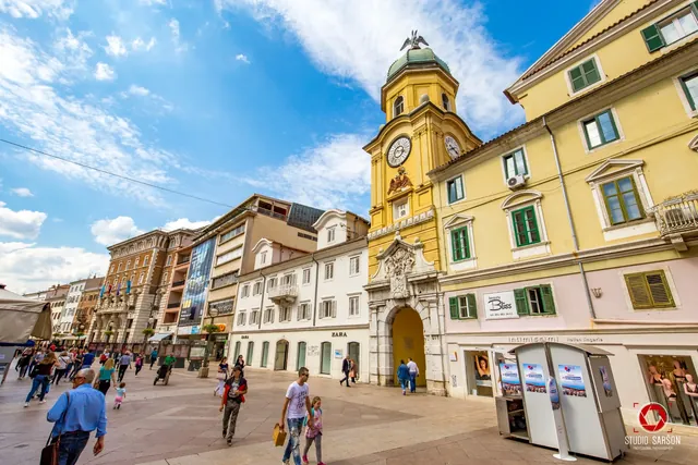 Blick auf den Stadtturm von Rijeka und den Korzo