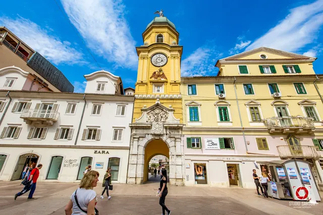 Rijekas Stadtturm und der Haupteingang zum Korzo