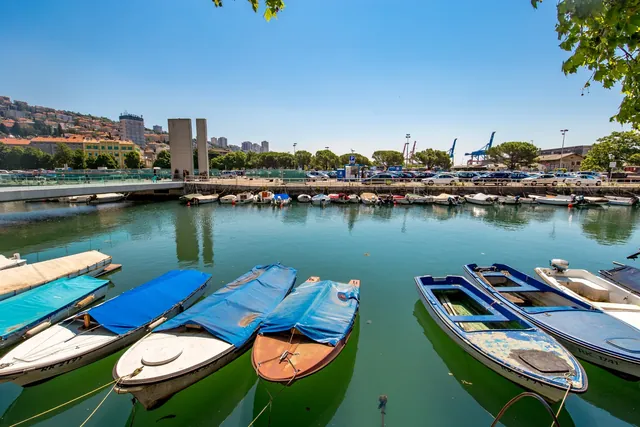 Blaue Boote an Rijekas Uferpromenade