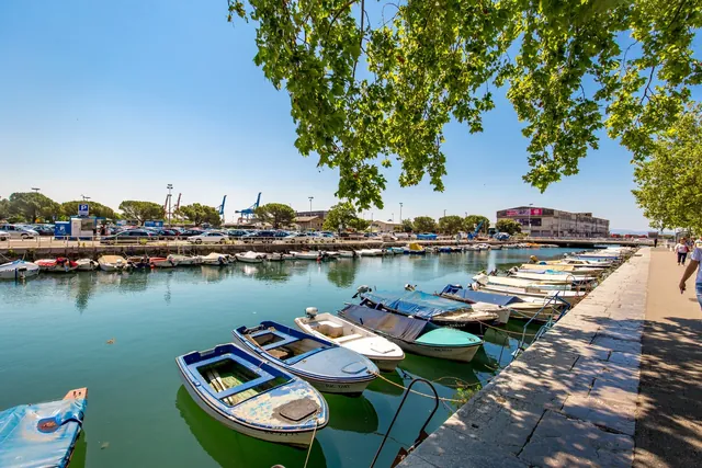 Rijekas Hafenpromenade mit kleinen Booten