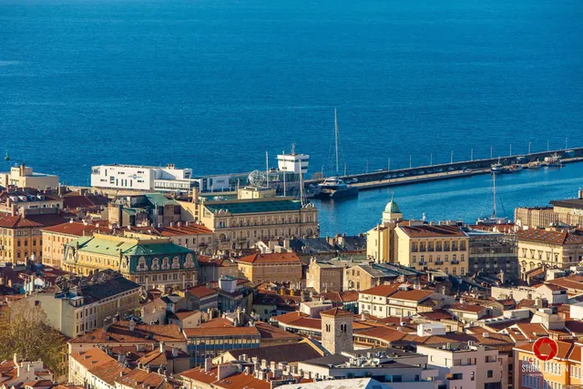 Blick von Trsat auf den Hafen und die Uferpromenade von Rijeka