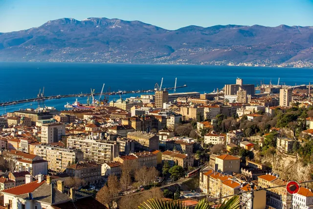 Weiter Blick von Trsat über Rijeka und die Kvarner Bucht